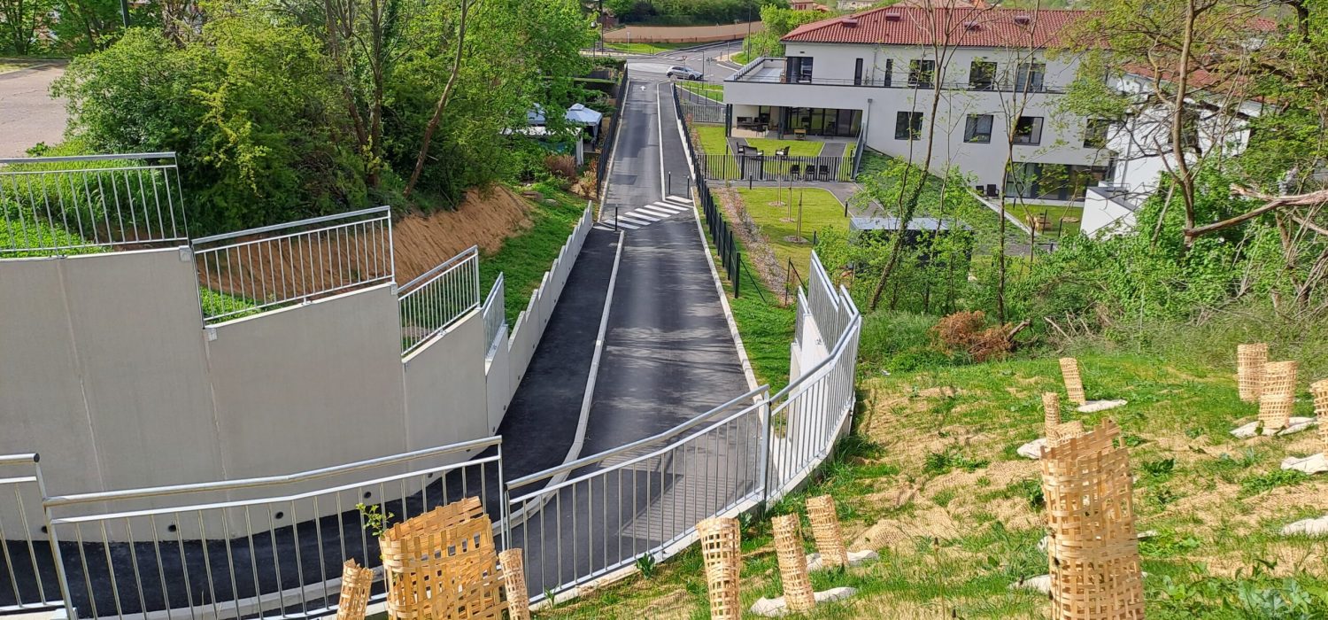 Opération d’aménagement du giratoire RD114 et Voie de Bouclage du Collège de Vourles Opération d'aménagement du giratoire RD114 et Voie de Bouclage du Collège de Vourles